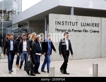 Dreharbeiten zum Stummfilm "La Sortie des Usines Lumiere" (Arbeiter verlassen die Lumiere-Fabrik) in Lyon, Frankreich, 19. Oktober 2013. DER US-Regisseur Quentin Tarantino und viele andere Produzenten und Schauspieler beteiligten sich an der Neuproduktion des französischen Kurzdokumentarfilms Schwarz-Weiß, der 1895 vom französischen Filmemacher Louis Lumiere gedreht und produziert wurde. Fotos von Vincent Dargent/ABACAPRESS.COM Stockfoto