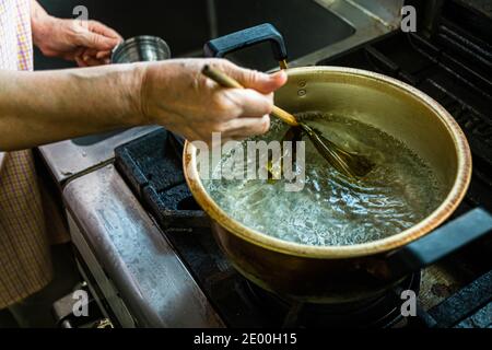 Herstellung einer japanischen Miso-Suppe in Nishiizu, Japan Stockfoto