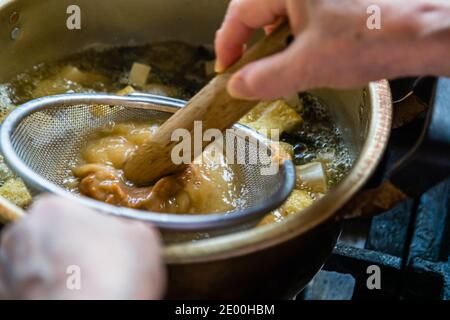 Herstellung einer japanischen Miso-Suppe in Nishiizu, Japan Stockfoto
