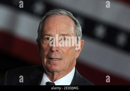 Datei Foto - der Bürgermeister von New York, Michael Bloomberg, sieht zu, wie US-Präsident Barack Obama spricht, nachdem er am 25. Oktober 2013 ein Klassenzimmer an der Pathways in Technology Early College High School in Brooklyn, New York City, NY, USA besucht hat. Mike (Michael) Bloomberg trat offiziell in die 2020 demokratischen Präsidentschaftswahlen Sonntag. Während Bloomberg noch nicht alle Details seiner Plattform bekannt geben muss, liefern seine 12-jährige Tätigkeit als Bürgermeister sowie seine aktive Philanthropie in politischen Fragen gute Hinweise. Foto von Dennis Van Tine/ABACAPRESS.COM Stockfoto