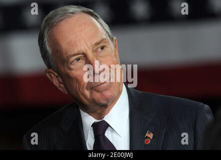 Datei Foto - der Bürgermeister von New York, Michael Bloomberg, sieht zu, wie US-Präsident Barack Obama spricht, nachdem er am 25. Oktober 2013 ein Klassenzimmer an der Pathways in Technology Early College High School in Brooklyn, New York City, NY, USA besucht hat. Mike (Michael) Bloomberg trat offiziell in die 2020 demokratischen Präsidentschaftswahlen Sonntag. Während Bloomberg noch nicht alle Details seiner Plattform bekannt geben muss, liefern seine 12-jährige Tätigkeit als Bürgermeister sowie seine aktive Philanthropie in politischen Fragen gute Hinweise. Foto von Dennis Van Tine/ABACAPRESS.COM Stockfoto