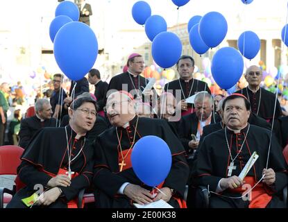 Der philippinische Kardinal Luis Antonio G. Tagle, der argentinische Kardinal Leonardo Sandri und der mexikanische Kardinal Norberto Rivera Carrera nehmen am 26. Oktober 2013 am Petersplatz im Vatikan am Gebetstreffen von Papst Franziskus mit den Familien Teil. Im Gespräch mit Tausenden von Familien, die sich zu einem Wochenende versammelt hatten, lud Papst Franziskus alle Generationen ein, zusammen zu kommen und die Freude des Glaubens zu leben. Foto von Eric Vandeville/ABACAPRESS.COM Stockfoto