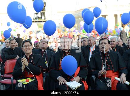 Der philippinische Kardinal Luis Antonio G. Tagle, der argentinische Kardinal Leonardo Sandri und der mexikanische Kardinal Norberto Rivera Carrera nehmen am 26. Oktober 2013 am Petersplatz im Vatikan am Gebetstreffen von Papst Franziskus mit den Familien Teil. Im Gespräch mit Tausenden von Familien, die sich zu einem Wochenende versammelt hatten, lud Papst Franziskus alle Generationen ein, zusammen zu kommen und die Freude des Glaubens zu leben. Foto von Eric Vandeville/ABACAPRESS.COM Stockfoto