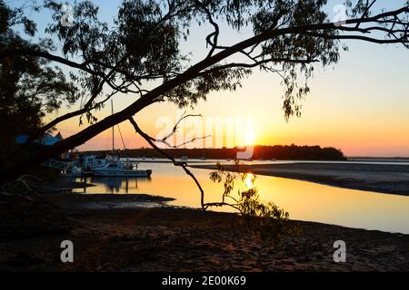 Atemberaubender Sonnenuntergang am Rainbow Beach, Queensland, QLD, Australien Stockfoto