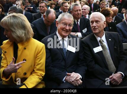 Die ehemaligen FBI-Direktoren William Webster (3. R), William Sessions (R) und der ehemalige Staatsanwalt John Ashcroft (2. R) nehmen an der feierlichen Vereidigung von FBI-Direktor James Comey im FBI-Hauptquartier am 28. Oktober 2013 in Washington, DC, USA Teil. Comey wurde am 4. September offiziell als Direktor des FBI vereidigt, um die Nachfolge von Robert Mueller anzutritt, der 12 Jahre lang als Direktor gedient hatte. Foto von Alex Wong/Pool/ABACAPRESS.COM Stockfoto