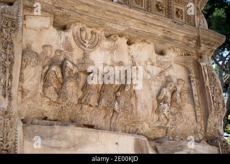 Detail der Goldenen Menora im Titusbogen, gelegen an der Via Sacra, südöstlich des Forum Romanum in Rom, Italien, das zum Gedenken an Titus Sieg in Judäa gebaut wurde, zeigt eine römische Siegesprozession mit Soldaten, die Beute aus dem Tempel, einschließlich der Menora, tragen. Die für den Bau des Kolosseums am Mittwoch, den 23. Oktober 2013 verwendet wurden. Es wurde C. 82 n. Chr. durch den römischen Kaiser Domitian kurz nach dem Tod seines älteren Bruders Titus zum Gedenken an Titus' Siege, einschließlich der Belagerung von Jerusalem im Jahre 70 n. Chr. Der Bogen soll PR haben Stockfoto