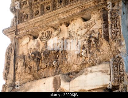 Detail des Freskens mit der Goldenen Menora im Titusbogen, gelegen an der Via Sacra, südöstlich des Forum Romanum in Rom, Italien, Das Gebäude wurde zum Gedenken an Titus Sieg in Judäa gebaut und zeigt eine römische Siegesprozession mit Soldaten, die Beute aus dem Tempel, einschließlich der Menora, die für den Bau des Kolosseums verwendet wurden, am Mittwoch, den 23. Oktober 2013. Es wurde C. 82 n. Chr. durch den römischen Kaiser Domitian kurz nach dem Tod seines älteren Bruders Titus zum Gedenken an Titus' Siege, einschließlich der Belagerung von Jerusalem im Jahre 70 n. Chr. The Arch Stockfoto