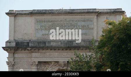 Der Titusbogen, der sich an der Via Sacra befindet, im Südosten des Forum Romanum in Rom, Italien, am Mittwoch, den 23. Oktober 2013. Es wurde C. 82 n. Chr. durch den römischen Kaiser Domitian kurz nach dem Tod seines älteren Bruders Titus zum Gedenken an Titus' Siege, einschließlich der Belagerung von Jerusalem im Jahre 70 n. Chr. Der Bogen soll das allgemeine Modell für viele der Triumphbögen errichtet haben, die seit dem 16. centuryâ € îperhaps am bekanntesten ist es die Inspiration für die 1806 Arc de Triomphe in Paris, Frankreich, im Jahr 1836 abgeschlossen. Diese Seite des Titusbogens erhielt neue Inscripti Stockfoto