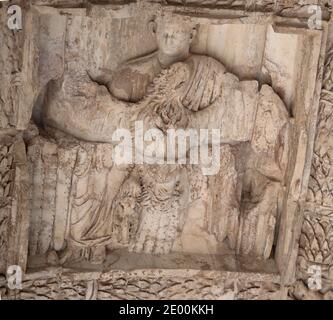 Detail der Soffit des axialen Torbogen des Titus-Bogen, befindet sich auf der Via Sacra, im Südosten des Forum Romanum in Rom, Italien am Mittwoch, 23. Oktober 2013. Es ist tief mit einem Relief der Apotheose von Titus in der Mitte eingekerkassen. Es wurde C. 82 n. Chr. durch den römischen Kaiser Domitian kurz nach dem Tod seines älteren Bruders Titus zum Gedenken an Titus' Siege, einschließlich der Belagerung von Jerusalem im Jahre 70 n. Chr. Der Bogen soll das allgemeine Modell für viele der Triumphbögen seit dem 16. centuryâ € îperhaps am bekanntesten ist es die inspirat errichtet haben Stockfoto