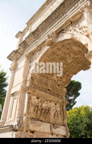 Detail der Goldenen Menora im Titusbogen, gelegen an der Via Sacra, südöstlich des Forum Romanum in Rom, Italien, das zum Gedenken an Titus Sieg in Judäa gebaut wurde, zeigt eine römische Siegesprozession mit Soldaten, die Beute aus dem Tempel, einschließlich der Menora, tragen. Die für den Bau des Kolosseums am Mittwoch, den 23. Oktober 2013 verwendet wurden. Es wurde C. 82 n. Chr. durch den römischen Kaiser Domitian kurz nach dem Tod seines älteren Bruders Titus zum Gedenken an Titus' Siege, einschließlich der Belagerung von Jerusalem im Jahre 70 n. Chr. Der Bogen soll PR haben Stockfoto