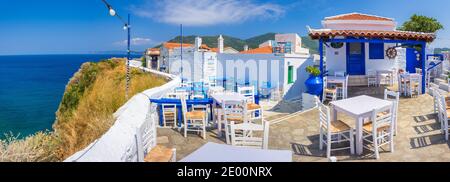 Blick auf Stadt und Hafen auf der Insel Skopelos, nördliche Sporaden, Griechenland Stockfoto