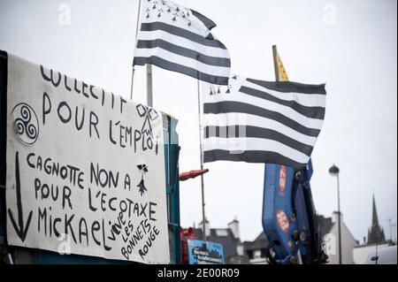 30,000 Personen, darunter Spediteure, Fischer und Arbeiter der Lebensmittelindustrie, hatten sich am 2. November 2013 in der Stadt Quimper in der Bretagne, Frankreich, versammelt, um gegen eine Umweltsteuer auf Lastwagen und Entlassungen zu demonstrieren. Obwohl die Regierung früher in der Woche die Anwendung der sogenannten Ökotax ausgesetzt hatte. Die Behörden schätzen, dass sich 15,000 Menschen an dem Protest anschlossen. Einige der Demonstranten beworfen Polizei mit Steinen, Eisenstangen und sogar Töpfe Chrysantheme, während andere verbrannten Paletten. Die Polizei reagierte mit Wasserwerfern und Tränengas. Foto von Nicolas Messyasz Stockfoto