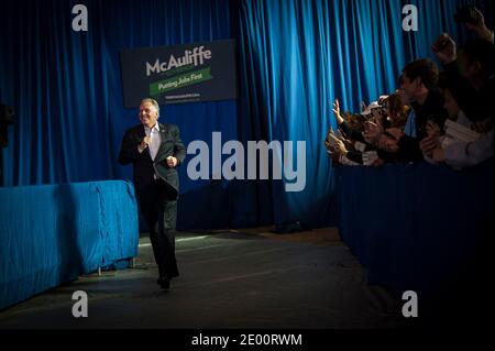 Terry McAuliffe, Kandidat der Demokraten für die Gouverneurswahl 2013 in Virginia, tritt am Sonntag, den 3. November 2013, bei einer Veranstaltung an der Washington-Lee High School, Arlington, VA, USA, auf. Foto von Pete Marovich/Pool/ABACAPRESS.COM Stockfoto