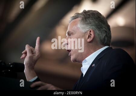 Terry McAuliffe, Kandidat der Demokraten für die Gouverneurswahl 2013 in Virginia, tritt am Sonntag, den 3. November 2013, bei einer Veranstaltung an der Washington-Lee High School, Arlington, VA, USA, auf. Foto von Pete Marovich/Pool/ABACAPRESS.COM Stockfoto