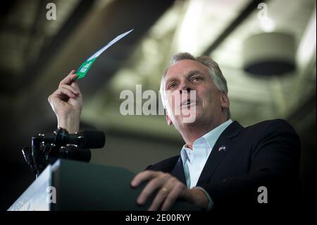 Terry McAuliffe, Kandidat der Demokraten für die Gouverneurswahl 2013 in Virginia, tritt am Sonntag, den 3. November 2013, bei einer Veranstaltung an der Washington-Lee High School, Arlington, VA, USA, auf. Foto von Pete Marovich/Pool/ABACAPRESS.COM Stockfoto