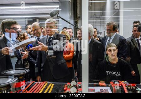 Der französische Premierminister Jean-Marc Ayrault (C) besucht am 4. November 2013 in Saint-Etienne, Frankreich, eine Fabrik, die von dem französischen Wirtschafts-, Finanz- und Außenhandelsminister Pierre Moscovici (2. Dezember) flankiert wird. Foto von Jeff Pachoud/Pool/ABACAPRESS.COM Stockfoto