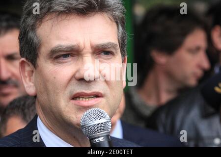 Der französische Minister für industrielle Erholung und Lebensmittelindustrie Arnaud Montebourg trifft sich am 4. November 2013 bei einem Besuch auf dem Gelände der Schmiede "Forgital", die von Mitarbeitern besetzt ist, in Chambon-Feuerolles, in der Nähe von Saint-Etienne, Frankreich. Foto von Vincent Dargent/ABACAPRESS.COM Stockfoto