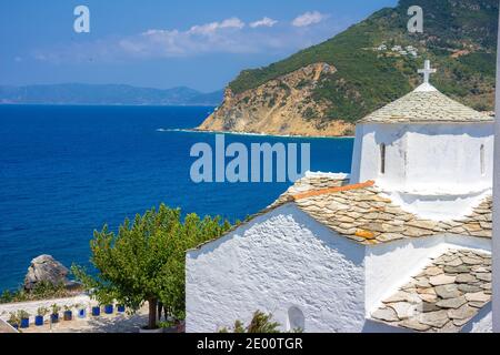 Blick auf Stadt und Hafen auf der Insel Skopelos, nördliche Sporaden, Griechenland Stockfoto