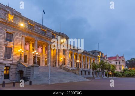 Blick auf die Parlamentarische Bibliothek und das neuseeländische Parlament bei Sonnenuntergang In Wellington Stockfoto