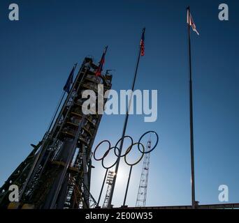 Am Sojus-Startrampe sind kurz nach der Errichtung der Sojus TMA-11M-Rakete am Dienstag, dem 5. November 2013, im Kosmodrom Baikonur in Kasachstan olympische Ringe zu sehen. Der Start der Sojus-Rakete ist für den 7. November geplant und wird Expedition 38 Sojus-Kommandant Mikhail Tyurin von Roskosmos, Flugingenieur Rick Mastracchio von der NASA und Flugingenieur Koichi Wakata von der Japan Aerospace Exploration Agency auf eine sechsmonatige Mission an Bord der Internationalen Raumstation schicken. Handout Foto von Bill Ingalls/NASA/CNP/ABACAPRESS.COM Stockfoto