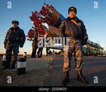 Die Sicherheitskräfte überwachen die Sojus TMA-11M-Rakete, die am Dienstag, den 5. November 2013, im Kosmodrom Baikonur in Kasachstan mit dem Zug auf die Startfläche ausgerollt wird. Der Start der Sojus-Rakete ist für den 7. November geplant und wird Expedition 38 Sojus-Kommandant Mikhail Tyurin von Roskosmos, Flugingenieur Rick Mastracchio von der NASA und Flugingenieur Koichi Wakata von der Japan Aerospace Exploration Agency auf eine sechsmonatige Mission an Bord der Internationalen Raumstation schicken. Handout Foto von Bill Ingalls/NASA/CNP/ABACAPRESS.COM Stockfoto