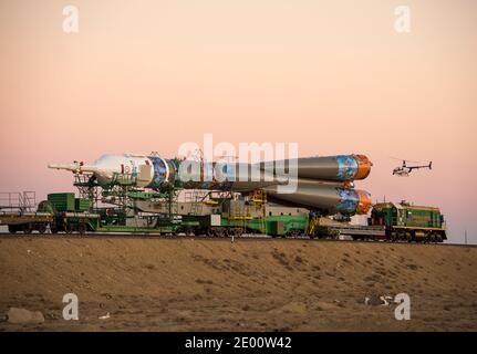 Die Sojus TMA-11M-Rakete, die mit dem Logo des Olympischen Organisationskomitees von Sotschi und anderen damit verbundenen Kunstwerken geschmückt ist, wird am Dienstag, den 5. November 2013, im Kosmodrom Baikonur in Kasachstan mit dem Zug auf die Startrampe ausgerollt. Der Start der Sojus-Rakete ist für den 7. November geplant und wird Expedition 38 Sojus-Kommandant Mikhail Tyurin von Roskosmos, Flugingenieur Rick Mastracchio von der NASA und Flugingenieur Koichi Wakata von der Japan Aerospace Exploration Agency auf eine sechsmonatige Mission an Bord der Internationalen Raumstation schicken. Handout Foto von Bill Ingalls/NASA/CNP/ABACAPRESS.COM Stockfoto