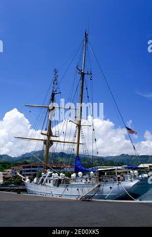 Zwei Mast-Segelschiff oder Boot dockt in Papeete, Tahiti. Blauer Himmel und flauschige weiße Wolken. Stockfoto