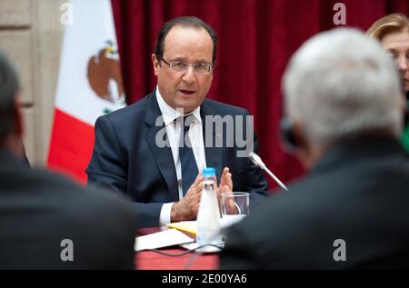Der französische Präsident Francois Hollande trifft am 5. November 2013 im Elysee-Palast in Paris, Frankreich, den mexikanischen Außenminister Jose Antonio Meade zum ersten französisch-mexikanischen strategierat. Foto von Aurelien Meunier/Pool/ABACAPRESS.COM Stockfoto