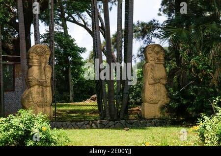 Papette, Tahiti. Statuen in einem Garten. Stockfoto