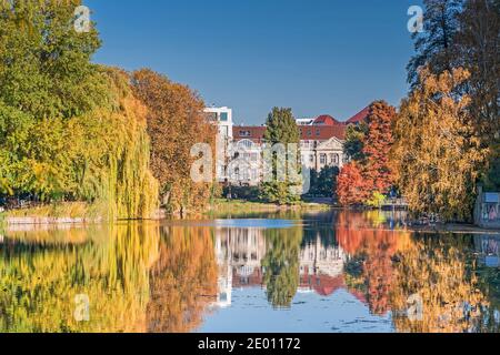 Berlin, Deutschland - 7. November 2020: Fassaden, die sich im Wasser des Lietzensees spiegeln, u.a. Gebäude der Hartmann Manufactur und MC Pharm Stockfoto