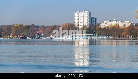 Berlin, Deutschland - 8. November 2020: Tegeler See mit der Flussbootstation an einem Uferweg Greenwichpromenade, Flusspassagierschiff MS Havel Que Stockfoto