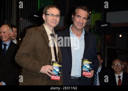 Herve Jourdain und Jean Dujardin nehmen an einer Verleihung des 67. Quai des Orfevres Literaturpreises in Paris, Frankreich, am 12. November 2013 Teil. Foto von Nicolas Briquet/ABACAPRESS.COM Stockfoto