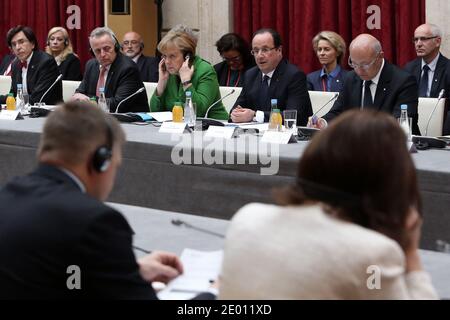 Präsident Francois Hollande wird am 12. November 2013 im Elysee-Palast in Paris bei der Eröffnung einer Konferenz der Staats- und Regierungschefs der Europäischen Union zur Bekämpfung der Jugendarbeitslosigkeit gezeigt. Foto von Stephane Lemouton/ABACAPRESS.COM Stockfoto