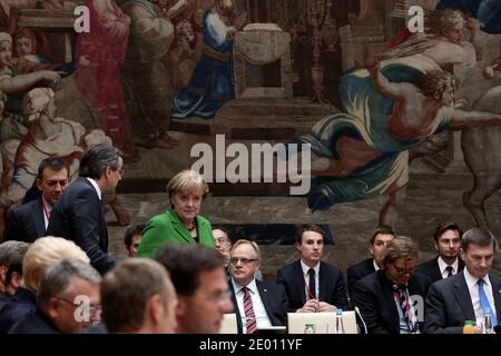 Bundeskanzlerin Angela Merkel nimmt am 12. November 2013 an einem Treffen zur Jugendarbeitslosigkeit in der Europäischen Union im Elysée-Palast in Paris Teil. Foto von Stephane Lemouton/ABACAPRESS.COM Stockfoto