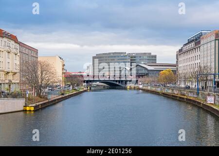 Berlin, Deutschland - 16. November 2020: Ufer der Spree Reichstagufer mit der Eisenbahnbrücke, Bahnhof Friedrichstraße und dem Bürogebäude Stockfoto