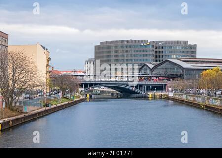 Berlin, Deutschland - 16. November 2020: Ufer der Spree Reichstagufer mit der Eisenbahnbrücke, Bahnhof Friedrichstraße und dem Bürogebäude Stockfoto