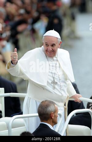 Papst Franziskus kommt am 13. November 2013 zur wöchentlichen Generalaudienz im Vatikan auf den Petersplatz. Foto von Eric Vandeville/ABACAPRESS.COM Stockfoto