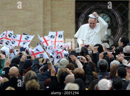 Papst Franziskus kommt am 13. November 2013 zur wöchentlichen Generalaudienz im Vatikan auf den Petersplatz. Foto von Eric Vandeville/ABACAPRESS.COM Stockfoto