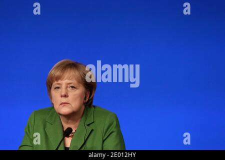 Bundeskanzlerin Angela Merkel hält eine Pressekonferenz im Rahmen einer Konferenz der Staats- und Regierungschefs der Europäischen Union ab, um am 12. November 2013 im Elysée-Palast in Paris über Möglichkeiten zur Bekämpfung der Jugendarbeitslosigkeit zu diskutieren. Foto von Stephane Lemouton/ABACAPRESS.COM Stockfoto