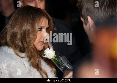 Die französisch-kanadische Sängerin Celine Dion verlässt am 13. November 2013 das Hotel Royal Monceau in Paris, Frankreich. Dion ist in der französischen Hauptstadt, um ihr neuestes Album Loved Me Back To Life zu promoten. Foto von ABACAPRESS.COM Stockfoto