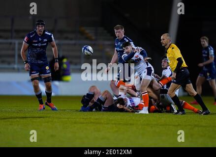 Edinburgh Rugby Scrum Half Charlie Shiel übergibt den Ball während Das European Champions Cup Spiel Sale Sharks -V- Edinburgh Rugby Im AJ Bell Stadion Stockfoto