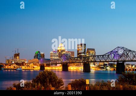 Louisville, Kentucky bei Nacht mit Ohio River Stockfoto