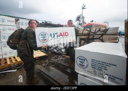 Hospital Corpsman 3. Klasse Eric Chiarito, links, vom Hyde Park, N.Y., und Marine Sgt. Jonathan Thornton, aus Lake Havasu, Arizona, verladen Lieferungen auf einen Gabelstapler auf dem Tacloban Air Base zur Unterstützung der Operation Damayan. Die George Washington Carrier Strike Group und die 3. Marine Expeditionary Brigade unterstützen die philippinische Regierung als Reaktion auf den Taifun Haiyan in der Republik Philippinen. Tacloban, Philippinen, 14. November 2013. Foto von US Navy via ABACAPRESS.COM Stockfoto