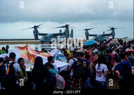 MV-22 Ospreys zugewiesen Marine Medium Tiltrotor Squadron 261, 1. Marine Aircraft Wing, laden Lieferungen, um Hilfe während der Operation Damayan. Die George Washington Carrier Strike Group und die 3. Marine Expeditionary Brigade unterstützen die philippinische Regierung als Reaktion auf den Taifun Haiyan in der Republik Philippinen. Tacloban, Philippinen, 14. November 2013. Foto von US Navy via ABACAPRESS.COM Stockfoto