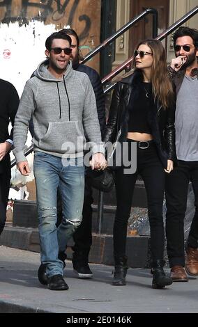 Adam Levine und seine neue Freundin, das Modell Behati Prinsloo von Victoria Secret, werden am 15. November 2013 einige Wohnungen in Soho, New York, NY, USA besuchen. Foto von Morgan Dessalles/ABACAPRESS.COM Stockfoto