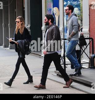 Adam Levine und seine neue Freundin, das Modell Behati Prinsloo von Victoria Secret, werden am 15. November 2013 einige Wohnungen in Soho, New York, NY, USA besuchen. Foto von Morgan Dessalles/ABACAPRESS.COM Stockfoto