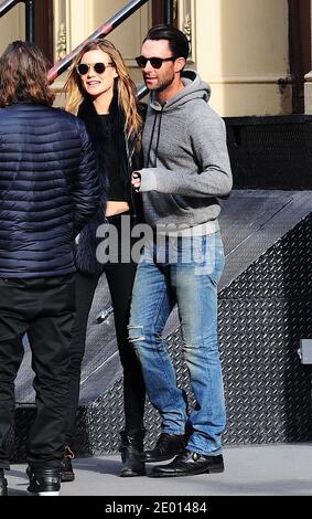 Adam Levine und seine neue Freundin, das Modell Behati Prinsloo von Victoria Secret, werden am 15. November 2013 einige Wohnungen in Soho, New York, NY, USA besuchen. Foto von Morgan Dessalles/ABACAPRESS.COM Stockfoto