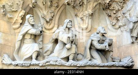 Detail zeigt die drei Weisen an der Krippenfassade der Basilika de la Sagrada Fami­lia (Basilika und Exspirationskirche der Heiligen Familie) in Barcelona, Spanien am 19. Oktober 2013. Es ist der Geburt Jesu gewidmet und ist mit Szenen aus dem Weihnachtsfoto von Ron Sachs/CNP/ABACAPRESS.COM kunstvoll verziert Stockfoto