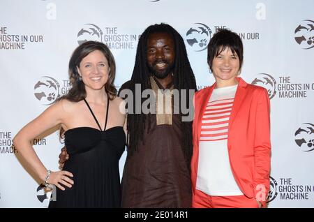 Liz Marshall, Rocky Dawuni und Jo-Anne McArthur kommen zur Premiere von "The Ghosts in Our Machine", die am 15. November 2013 in Laemmles Music Hall in Beverly Hills, Los Angeles, CA, USA, stattfand. Foto von Tonya Wise/ABACAPRESS.COM Stockfoto