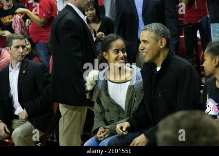 Präsident Barack Obama spricht mit Tochter Malia Obama, während sie an einem NCCA-Basketball für Männer zwischen der University of Maryland und der Oregon State University teilnimmt, 17. November 2013 im Comcast Center in College Park, MD, USA. Obamas Schwager Craig Robinson ist Cheftrainer des Oregon State Teams. Foto von Drew Angerer/Pool/ABACAPRESS.COM Stockfoto